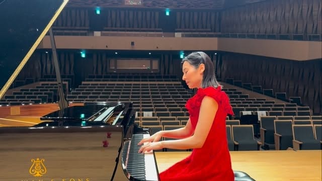 Post 2 by ピアニスト森本麻衣/Pianist Mai Morimoto on Instagram (video)