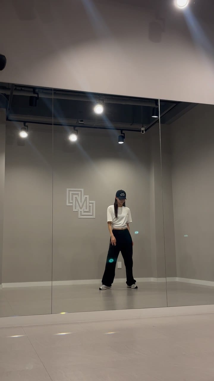 Post 2 by FAVORITE(페이버릿) on Instagram (video)