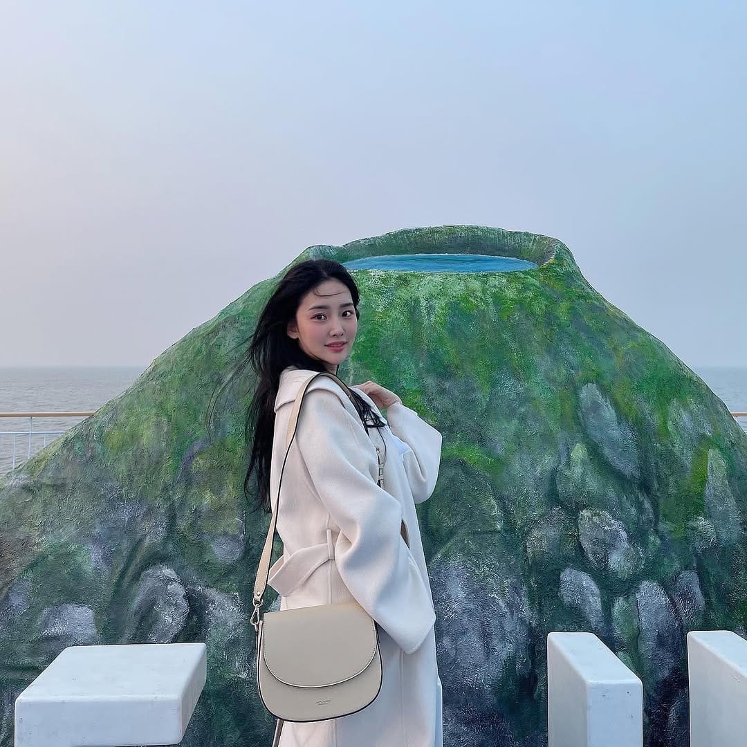 Post 4 by FAVORITE(페이버릿) on Instagram (carousel)