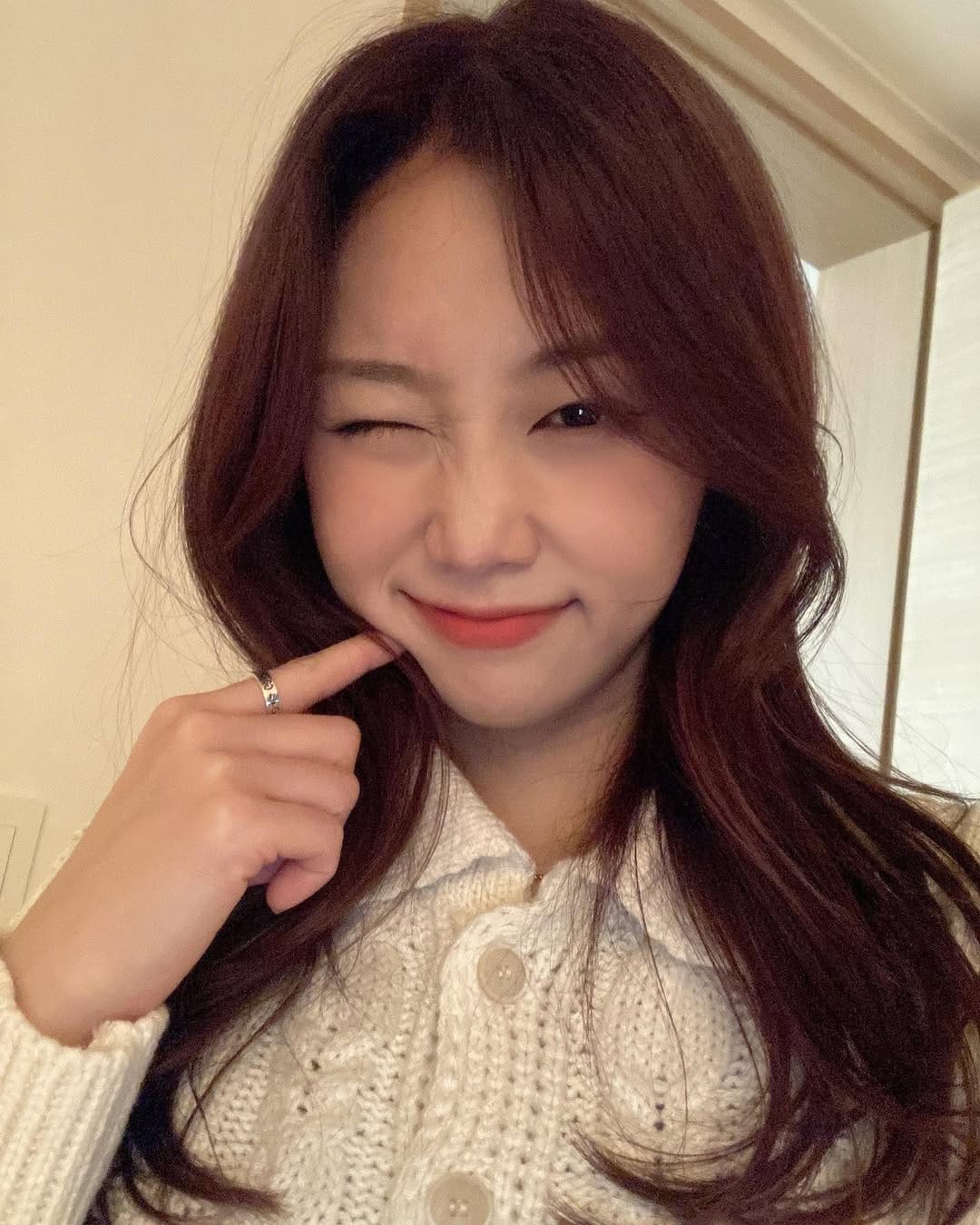 Post 6 by FAVORITE(페이버릿) on Instagram (carousel)