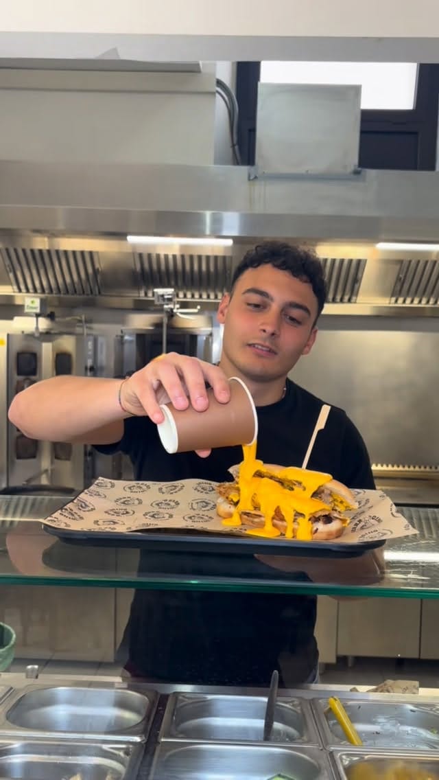 Post 7 by '𝑶 𝑺𝑨𝑹𝑹𝑨𝑪𝑰𝑵𝑶 | 𝑲𝑬𝑩𝑨𝑩 𝑨𝑳𝑳'𝑰𝑻𝑨𝑳𝑰𝑨𝑵𝑨 on Instagram (video)