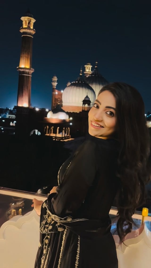 Post 6 by Afreen Rahat on Instagram (video)