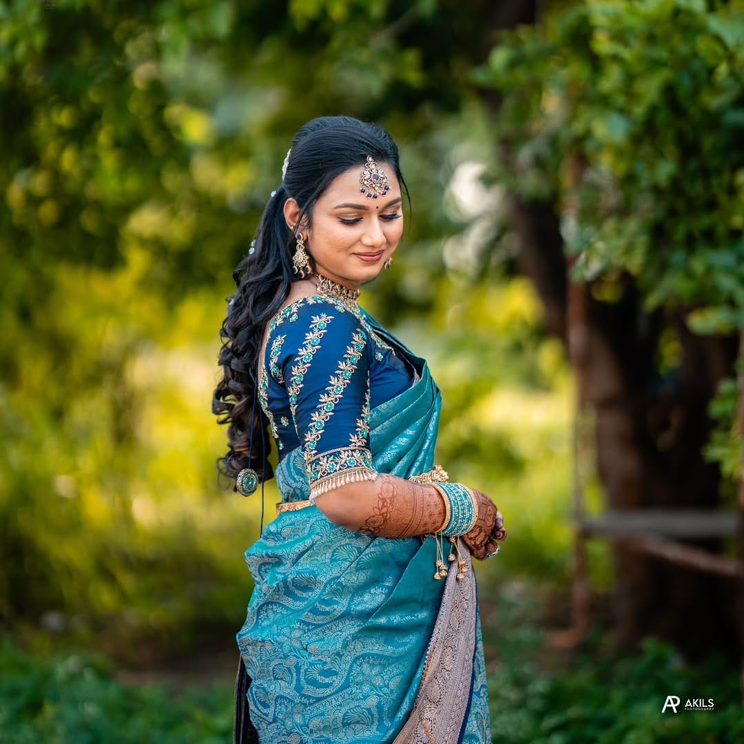 Post 4 by Reenusri 💄Coimbatore makeup artist & Tutor👩‍🏫 on Instagram (carousel)