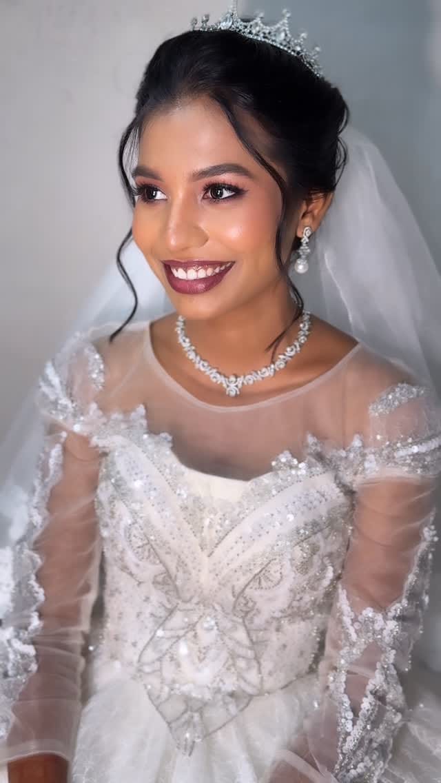 Post 2 by Rini mua on Instagram (video)