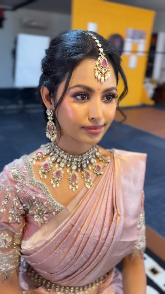 Post 6 by Rini mua on Instagram (video)