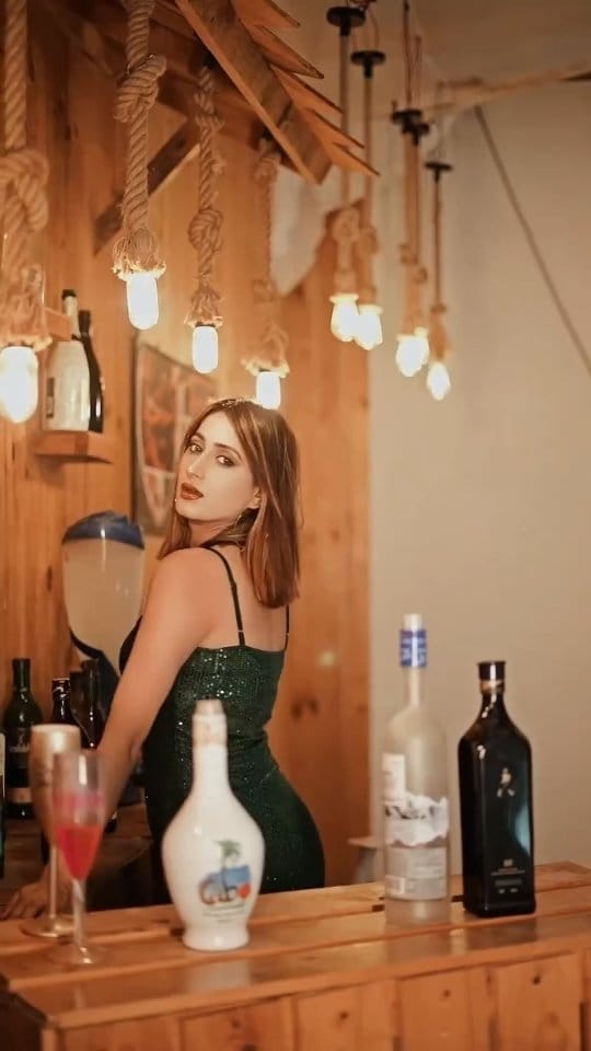 Post 6 by Ezzy Fizzy on Instagram (video)