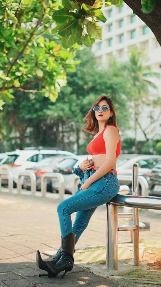 Post 2 by Ezzy Fizzy on Instagram (video)