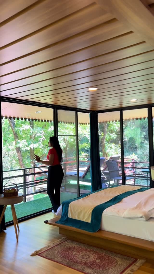 Post 10 by Khushi Agarwal on Instagram (video)