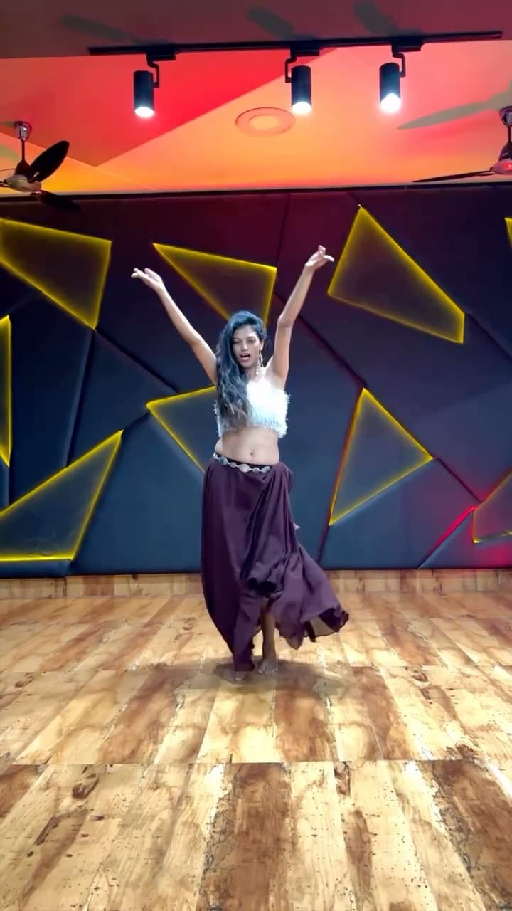 Post 1 by Niharika Singh Chadha AKA The Flutter Queen on Instagram (video)