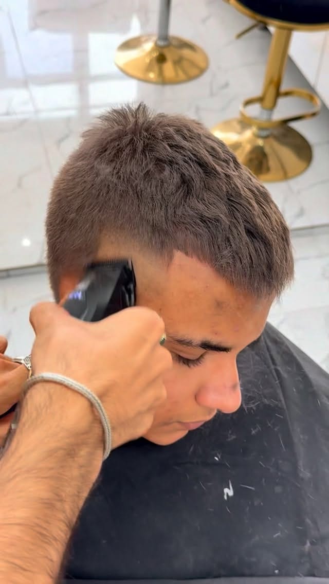 Post 1 by Omidoxygen🔵اموزش ارایشگری on Instagram (video)