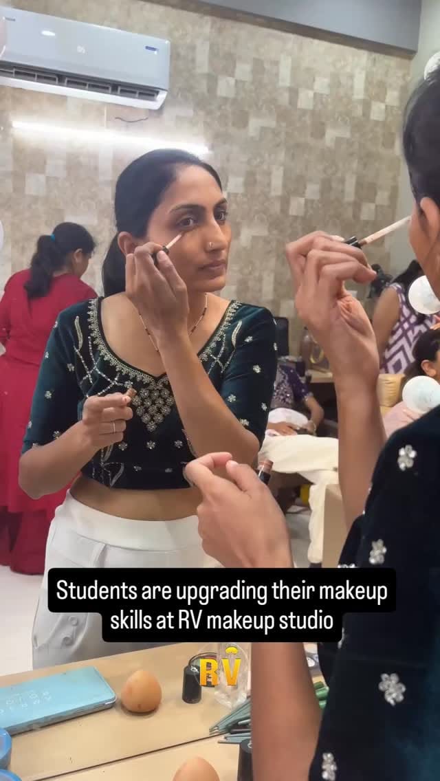 Post 8 by Payal Soni | RV makeup studio on Instagram (video)