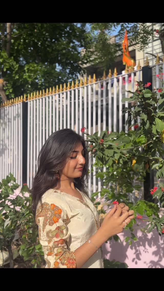 Post 5 by Meenal Thakwani on Instagram (video)
