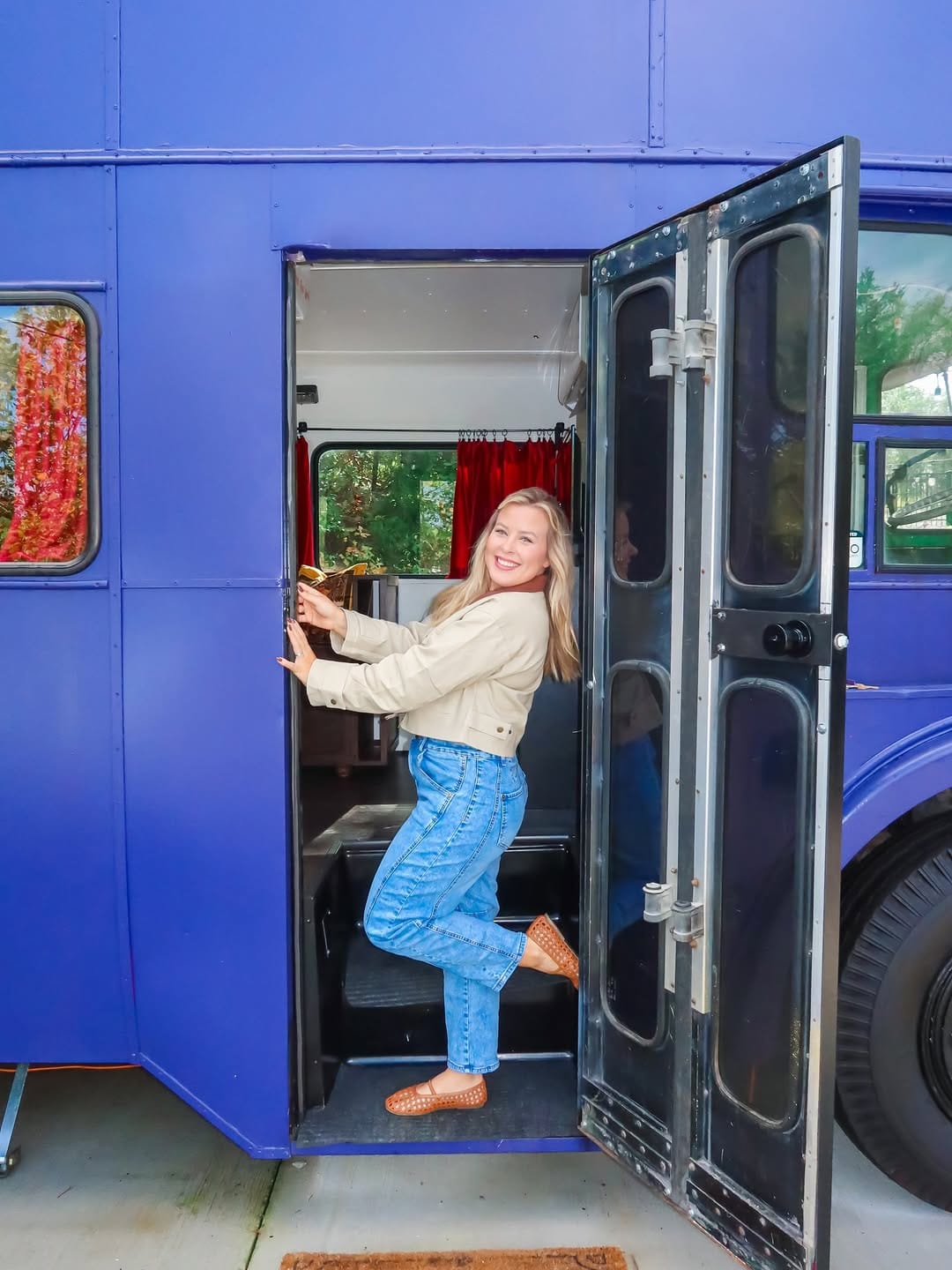 Post 5 by The ‘Nightly Bus’ Airbnb in East Tennessee on Instagram (carousel)