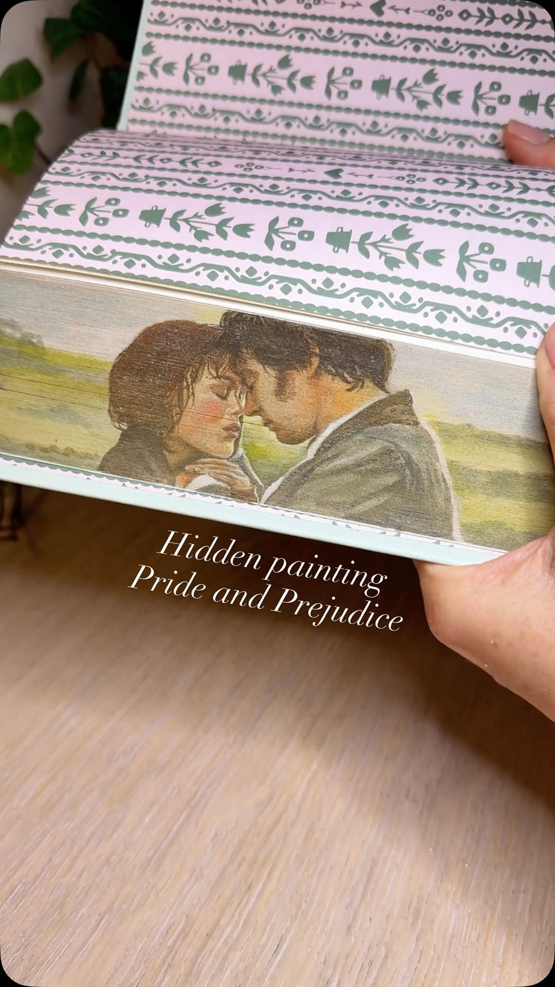 Post 7 by Ania Egorova                       Fore-edge painter 📚🎨 on Instagram (video)