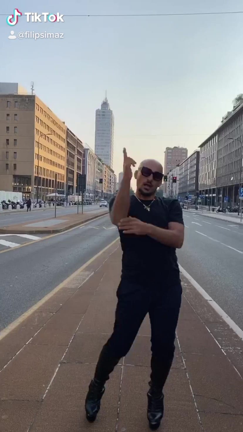 Post 10 by 𝗙𝗜𝗟𝗜𝗣 𝗦𝗜𝗠𝗔𝗭 on Instagram (video)