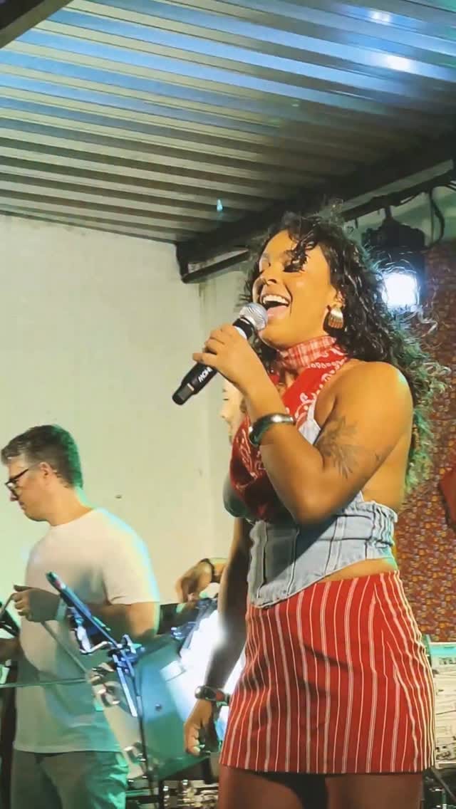 Post 2 by Dani Cruz | cantora on Instagram (video)