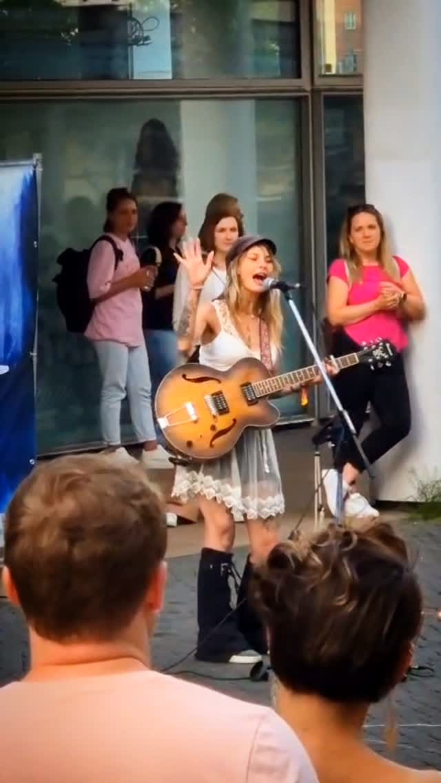Post 4 by 🌼Suzie Fleur 🎶Street musician 🧚‍♀️Urban Fairy on Instagram (video)