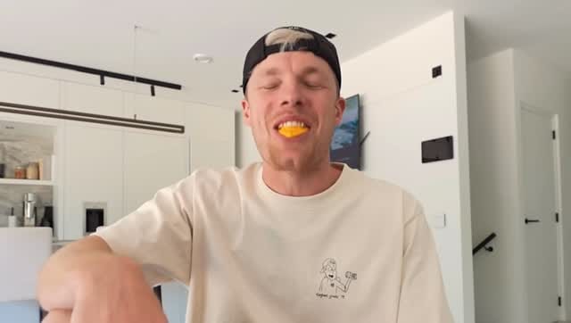 Post 6 by Fan pagina 🤭 on Instagram (video)