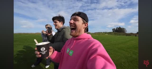 Post 4 by Fan pagina 🤭 on Instagram (video)
