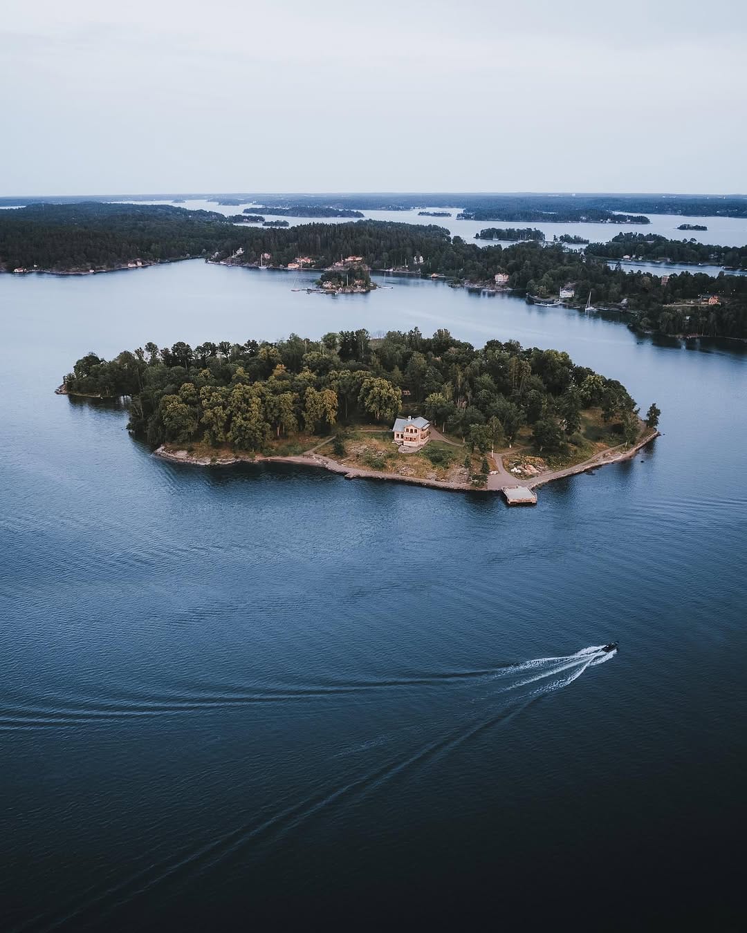 Post 2 by jonas hausmann on Instagram (image)