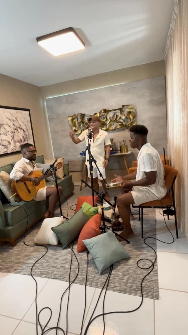 Post 9 by Cinderela on Instagram (video)