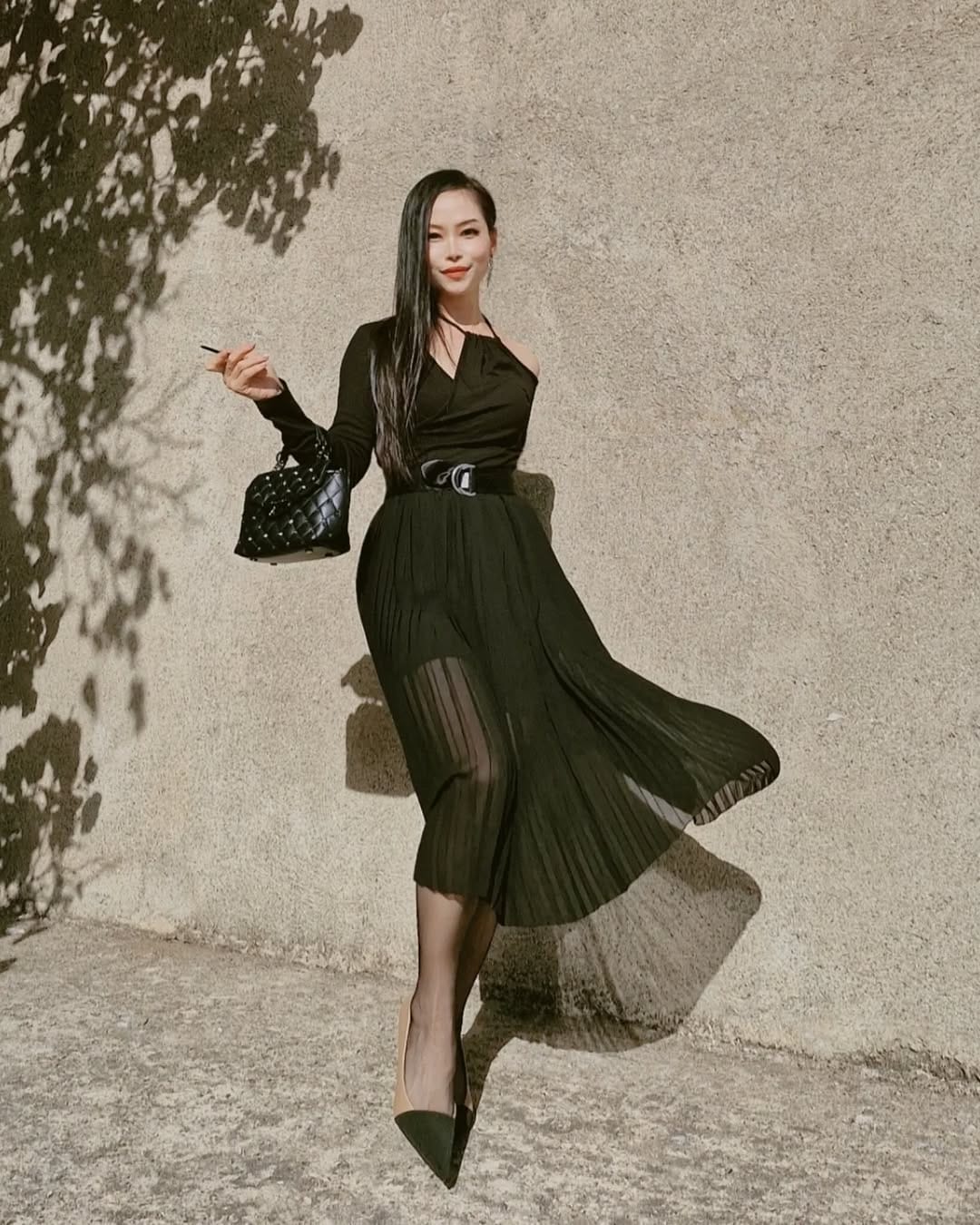Post 3 by ootd/womenfashion on Instagram (image)