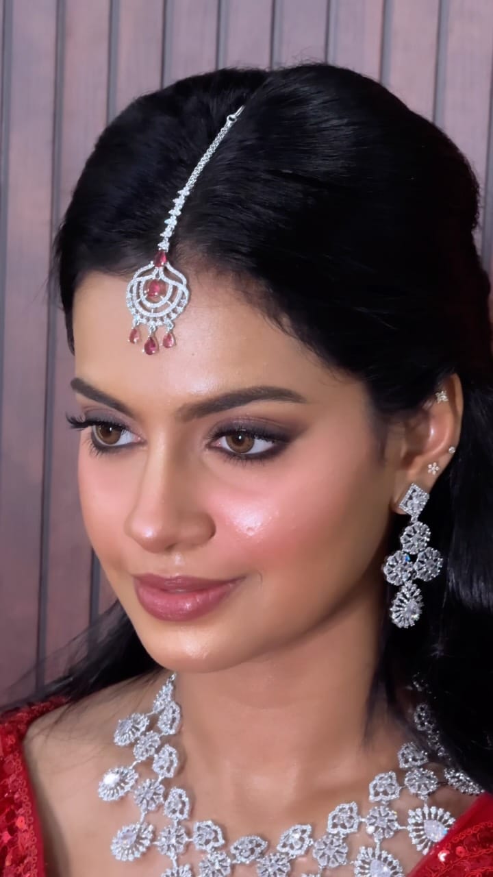 Post 1 by Abhi |  Makeup Artist on Instagram (video)