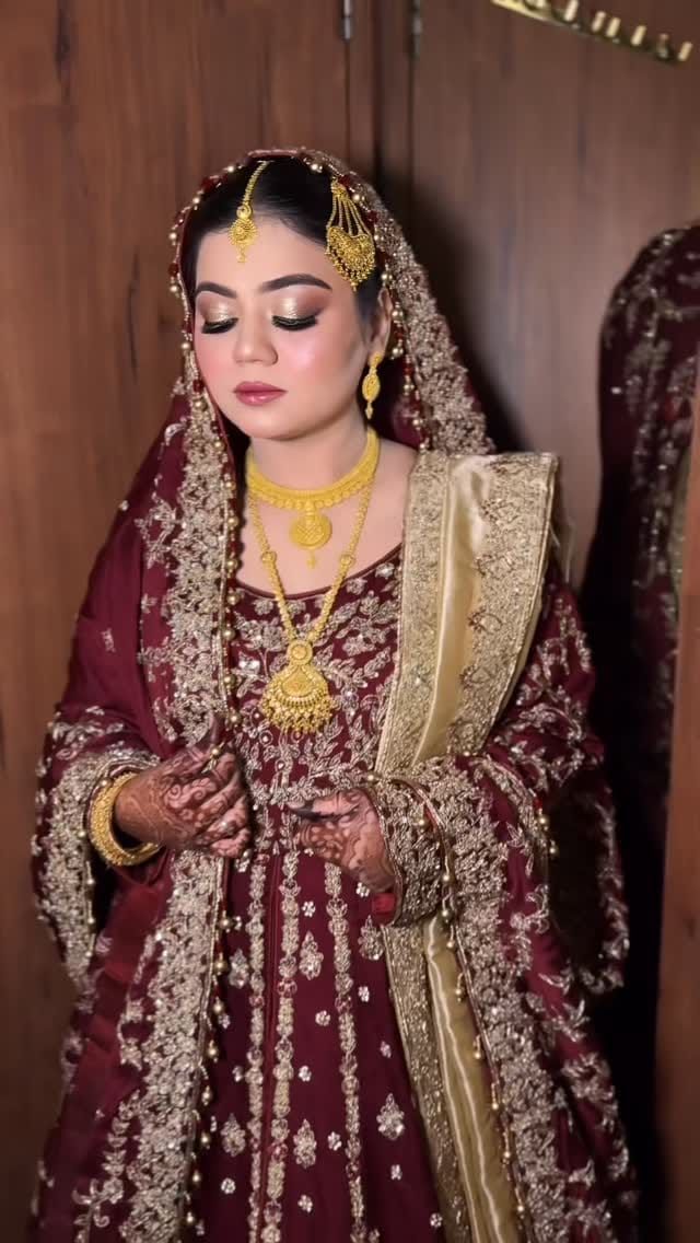 Post 4 by @makeupbyhudakhan on Instagram (video)