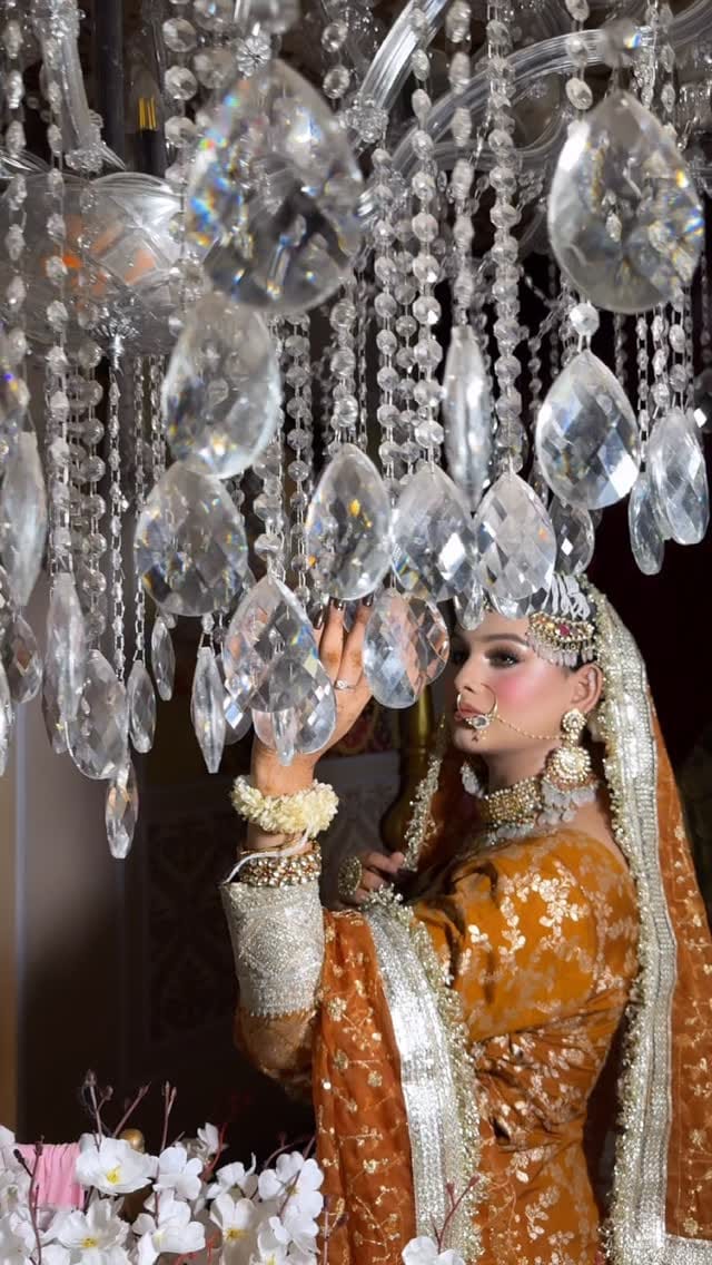 Post 8 by @makeupbyhudakhan on Instagram (video)