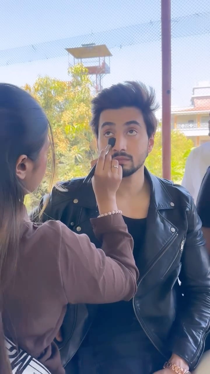 Post 10 by @makeupbyhudakhan on Instagram (video)