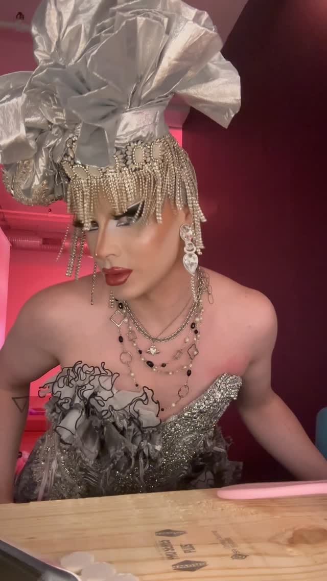 Post 10 by Q on Instagram (video)