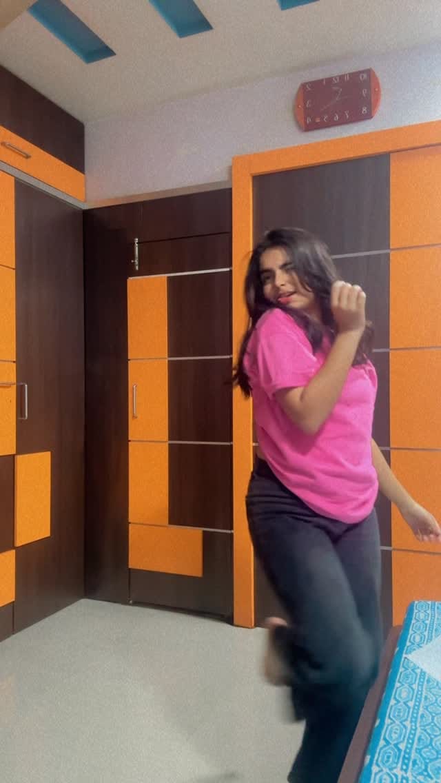 Post 8 by Siya Makwana on Instagram (video)