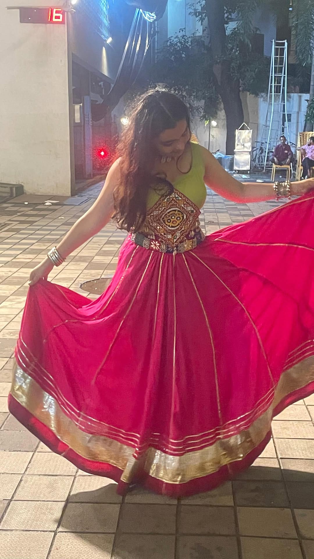 Post 5 by Siya Makwana on Instagram (video)