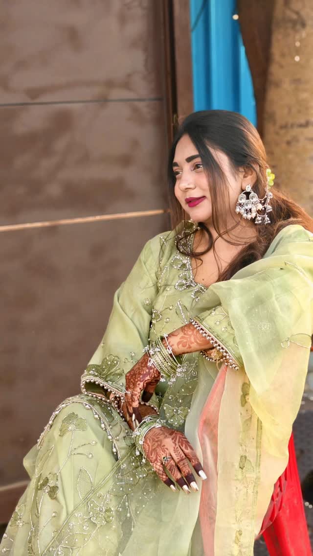 Post 4 by Zeba 🖤 on Instagram (video)