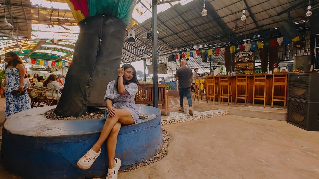 Post 6 by Zeba 🖤 on Instagram (carousel)