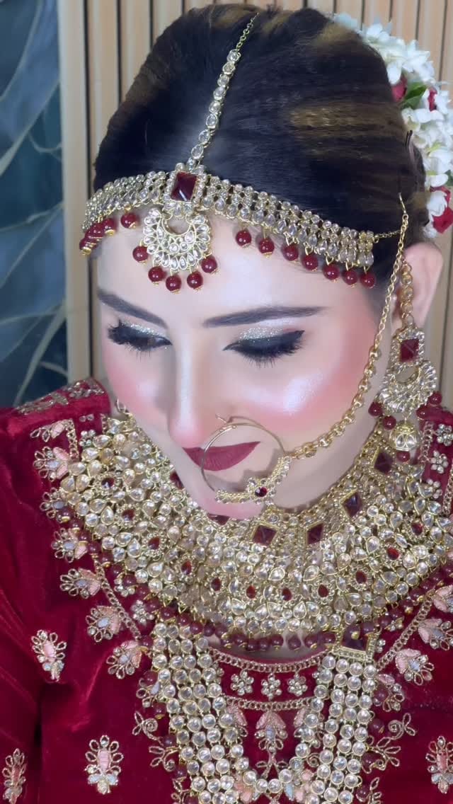 Post 5 by 👉 “Meenaz | Bridal Makeup Artist Mumbai” on Instagram (video)