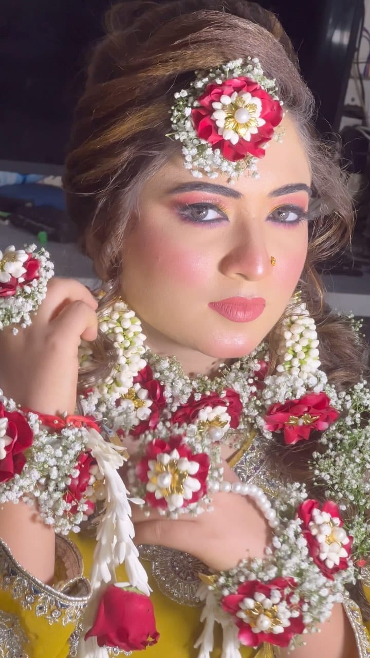 Post 8 by 👉 “Meenaz | Bridal Makeup Artist Mumbai” on Instagram (video)