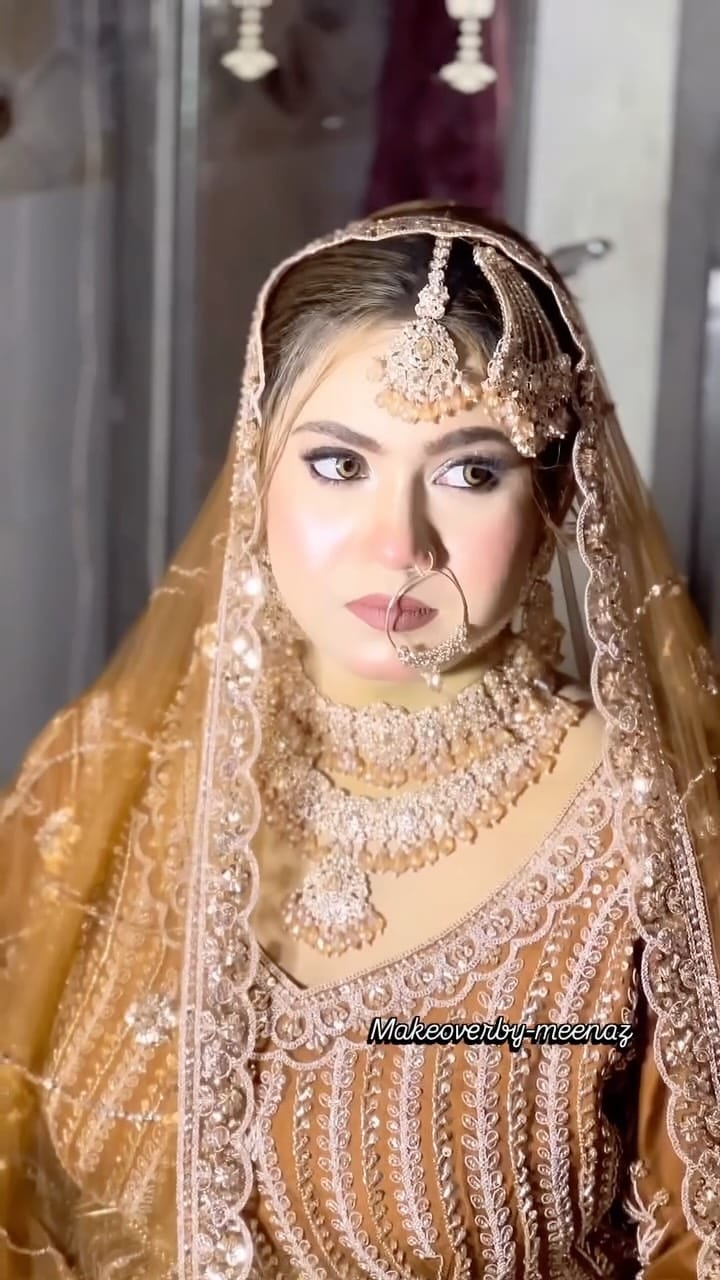 Post 4 by 👉 “Meenaz | Bridal Makeup Artist Mumbai” on Instagram (video)