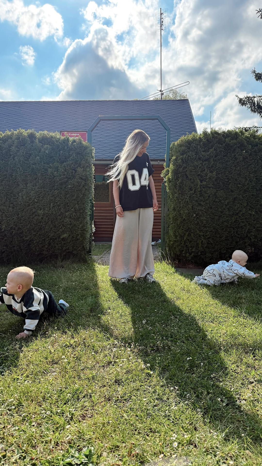 Post 2 by Angeé Roučková on Instagram (video)