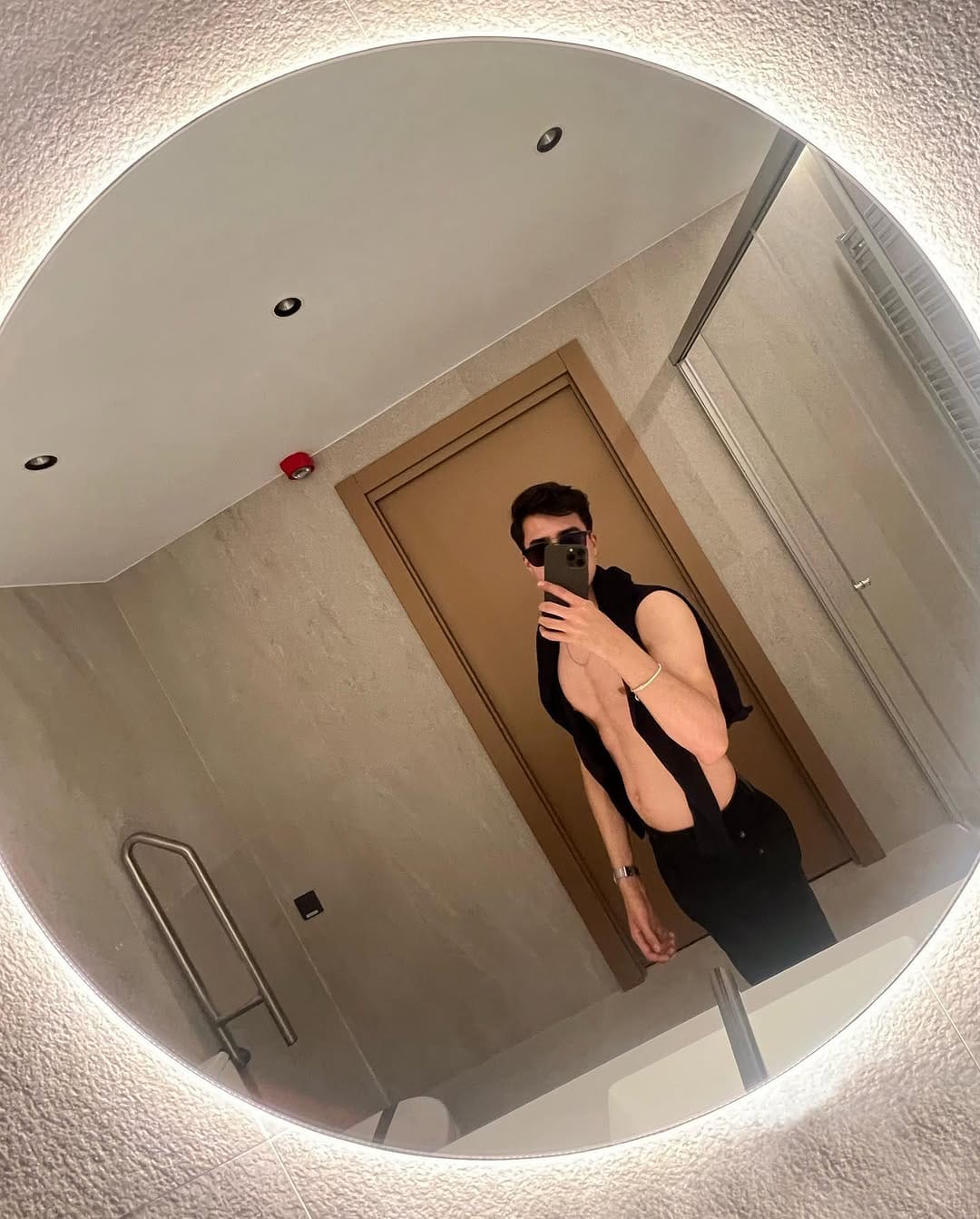 Post 10 by Saúl Santibáñez on Instagram (carousel)