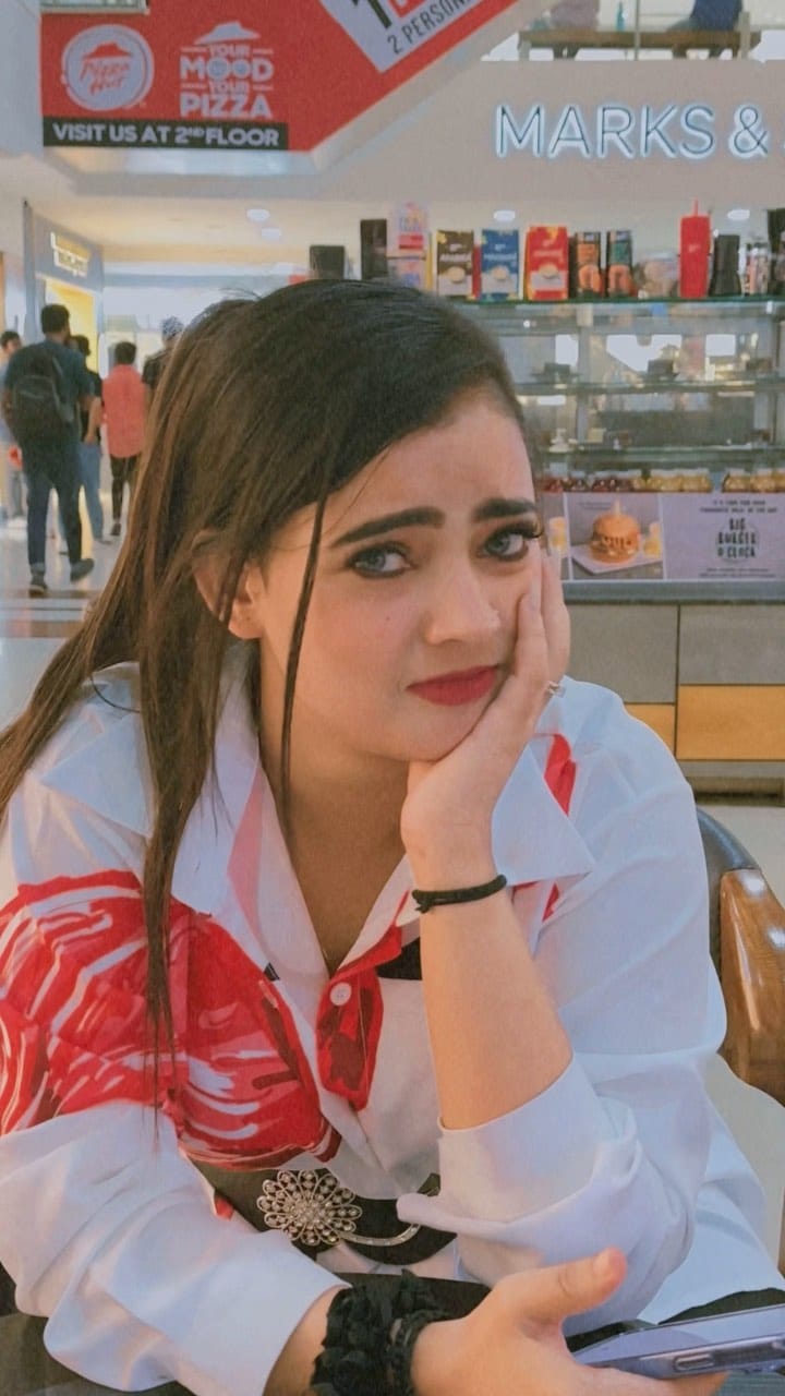 Post 9 by Fiza Khan on Instagram (video)