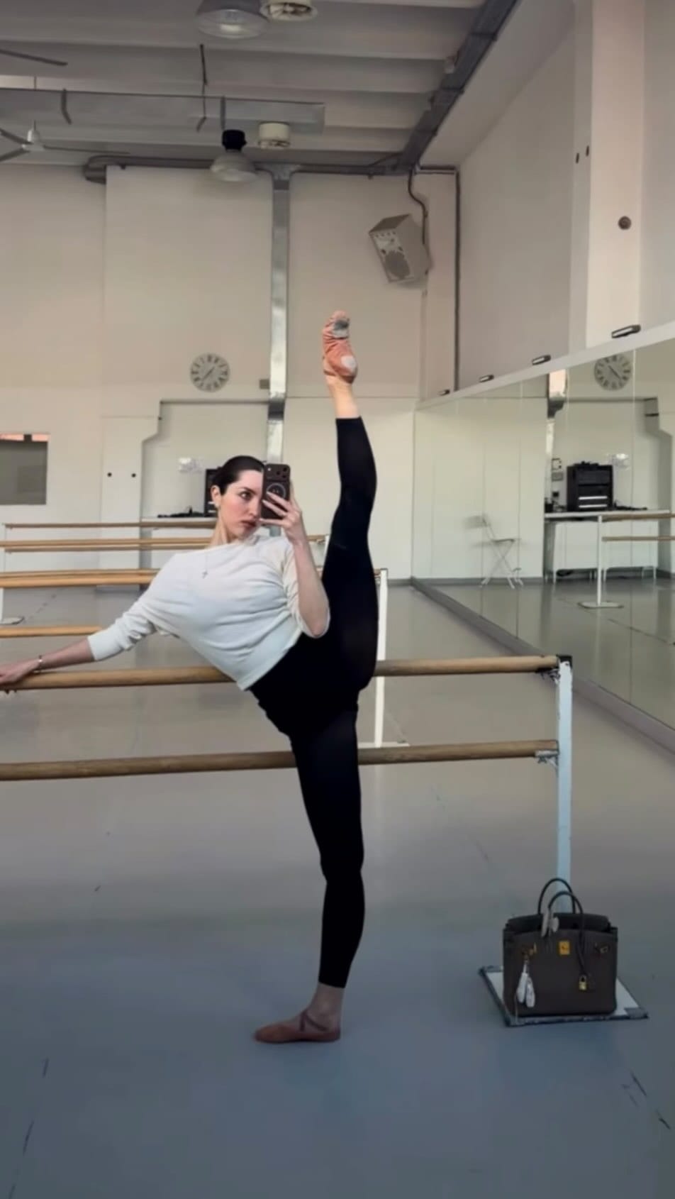 Post 9 by ALMÁRA on Instagram (video)