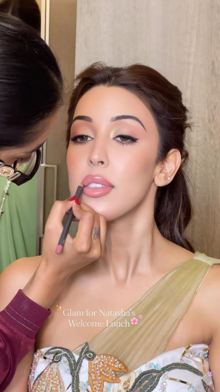 Post 2 by 𝑺𝒉𝒓𝒖𝒕𝒊 𝑨𝒓𝒐𝒓𝒂 𝑴𝒂𝒌𝒆𝒖𝒑 𝑨𝒓𝒕𝒊𝒔𝒕 on Instagram (video)