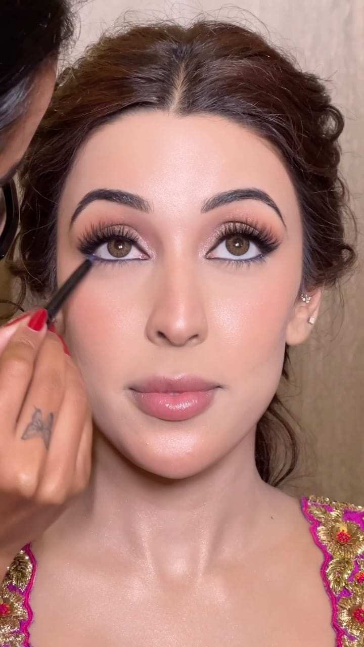 Post 1 by 𝑺𝒉𝒓𝒖𝒕𝒊 𝑨𝒓𝒐𝒓𝒂 𝑴𝒂𝒌𝒆𝒖𝒑 𝑨𝒓𝒕𝒊𝒔𝒕 on Instagram (video)