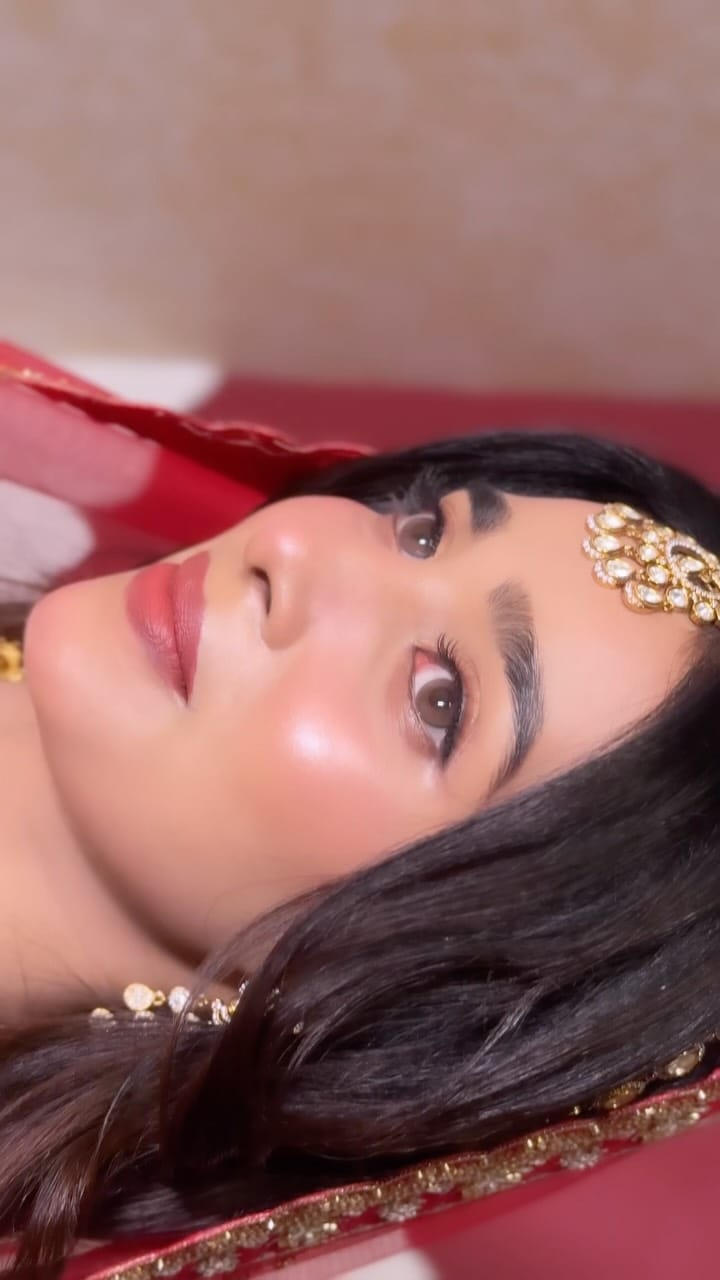Post 2 by Mozma Muneer ( Celebrity MakeupArtist ) on Instagram (video)