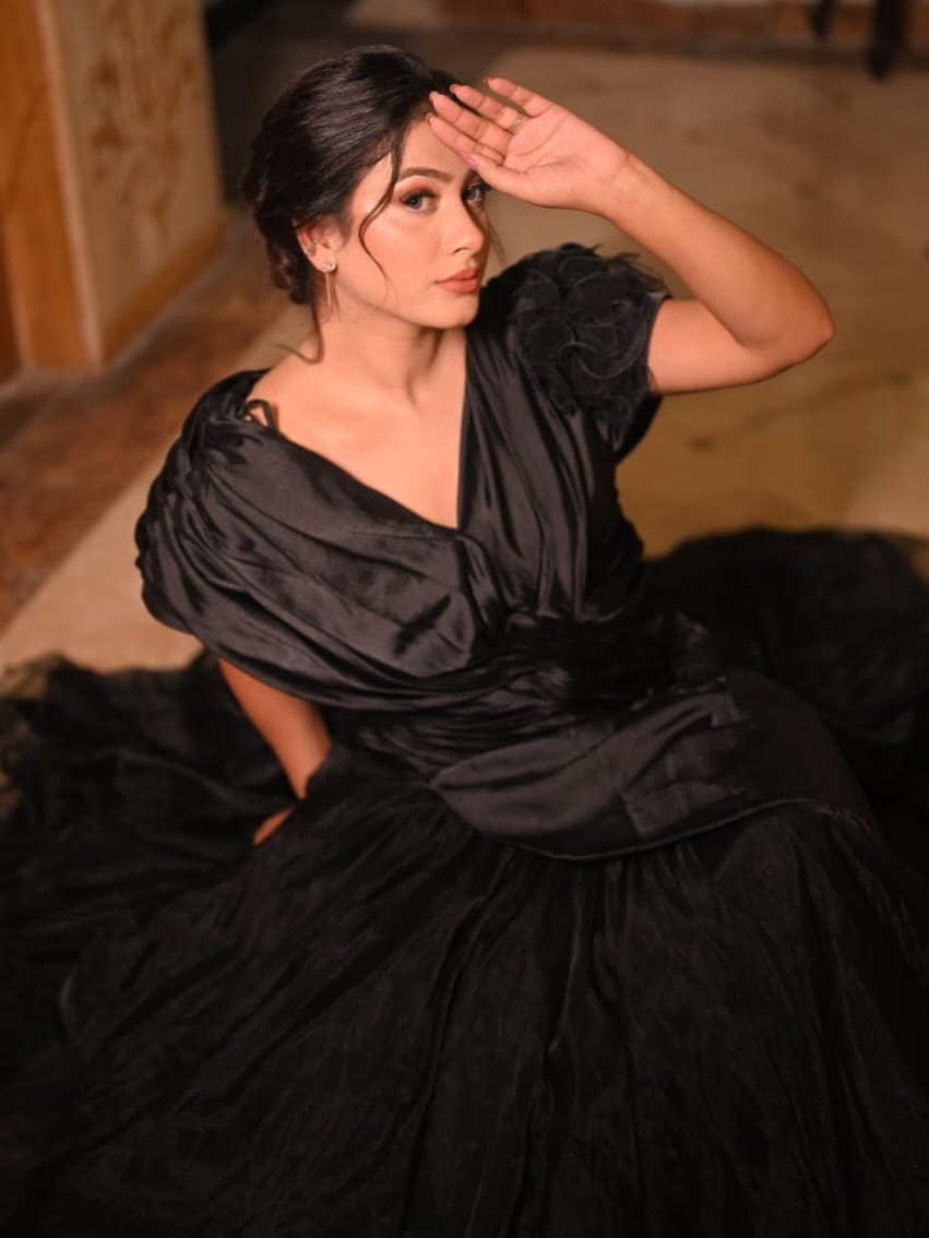 Post 4 by سمرن خان🖤 on Instagram (carousel)