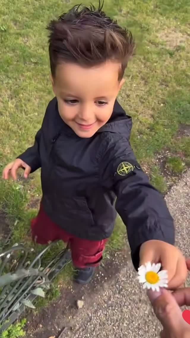 Post 2 by 💗 Team_Vergara_Benattia 💗 on Instagram (video)