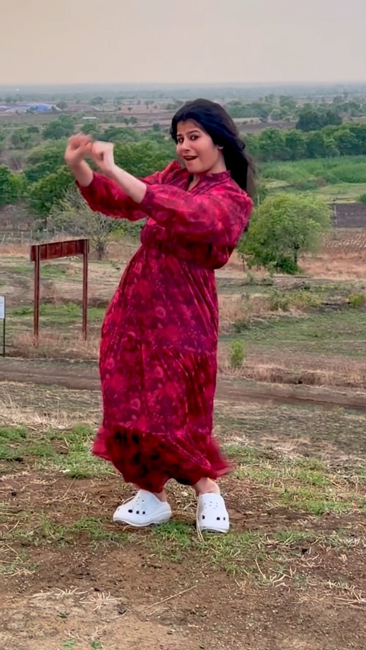 Post 2 by 🌸 Dhee Tanvi 🌸 on Instagram (video)