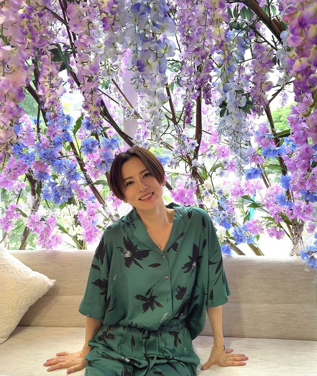Post 1 by 鈴木砂羽 on Instagram (carousel)