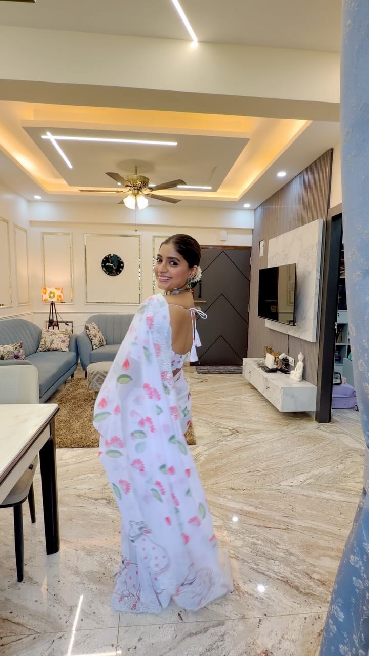 Post 3 by Akshata Deshpande Official on Instagram (video)